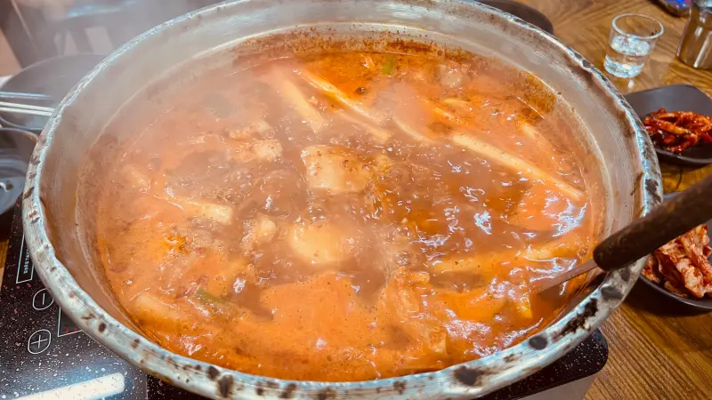 myeongdong-wonjo-hanchi-garlic-dakbokkeumtang