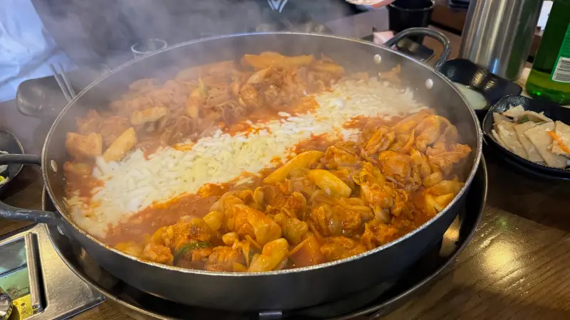 명동-은앤정명동닭갈비-닭갈비-치즈