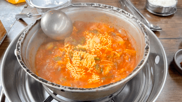 Myeongdong-Buttumak-Kimchi-Jjigae-boiled
